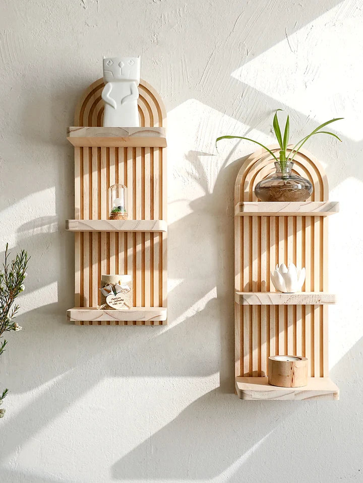 Bueformet tretrins træ vægreol i boho-stil